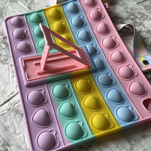 🇺🇸 Pop it Rainbow iPad case Strap and Keychain - Picture 4 of 5